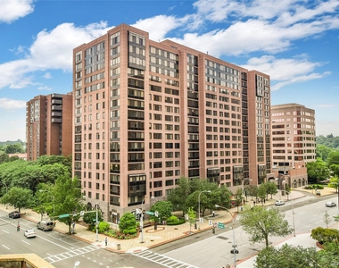 4 Martine Avenue - Photo Thumbnail 23