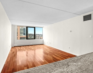 4 Martine Avenue - Photo Thumbnail 4