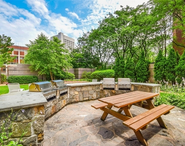 4 Martine Avenue - Photo Thumbnail 17