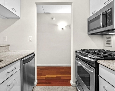 4 Martine Avenue - Photo Thumbnail 3