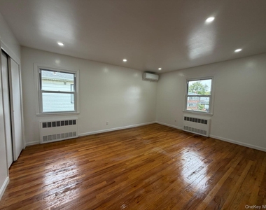 19 Gibson Boulevard - Photo Thumbnail 16