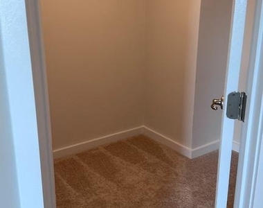 387 Huntwell W Boulevard - Photo Thumbnail 4