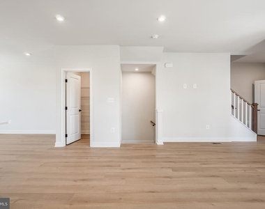 1400 Crested Iris Drive - Photo Thumbnail 9