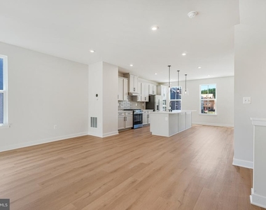 1400 Crested Iris Drive - Photo Thumbnail 10