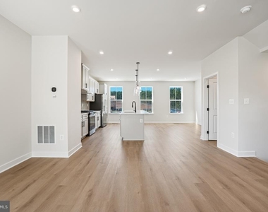 1400 Crested Iris Drive - Photo Thumbnail 11