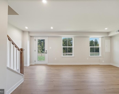 1400 Crested Iris Drive - Photo Thumbnail 6