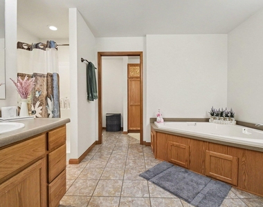 1736 Parker Drive - Photo Thumbnail 10