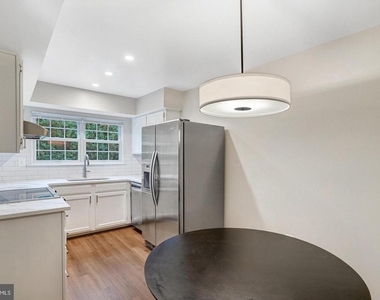 7729 Inversham Drive - Photo Thumbnail 10