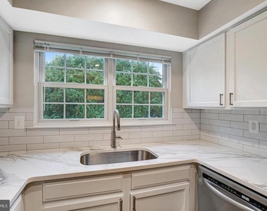 7729 Inversham Drive - Photo Thumbnail 14