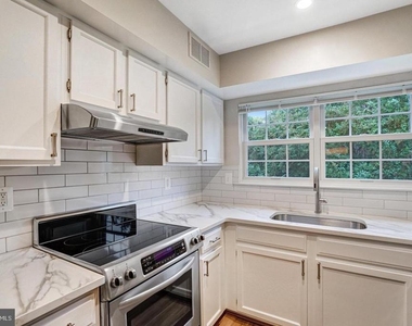 7729 Inversham Drive - Photo Thumbnail 13