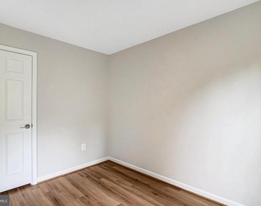 7729 Inversham Drive - Photo Thumbnail 9