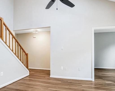 7729 Inversham Drive - Photo Thumbnail 4
