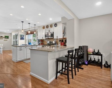 1527 Woodbine Street - Photo Thumbnail 7