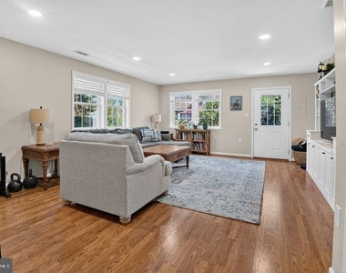 1527 Woodbine Street - Photo Thumbnail 8