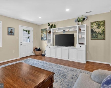 1527 Woodbine Street - Photo Thumbnail 10