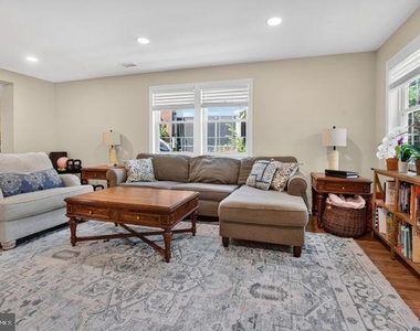 1527 Woodbine Street - Photo Thumbnail 9