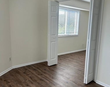 5340 Holmes Run Parkway - Photo Thumbnail 9