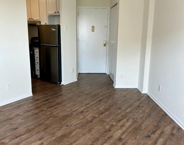 5340 Holmes Run Parkway - Photo Thumbnail 1