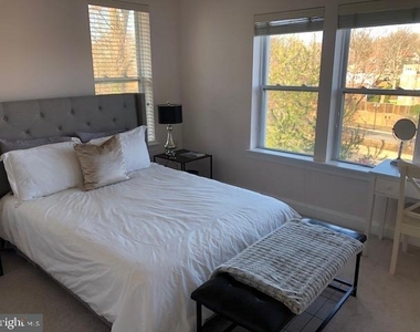 1633 Colonial Terrace - Photo Thumbnail 2
