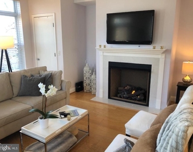 1633 Colonial Terrace - Photo Thumbnail 7