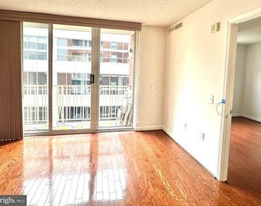 880 N Pollard Street - Photo Thumbnail 3