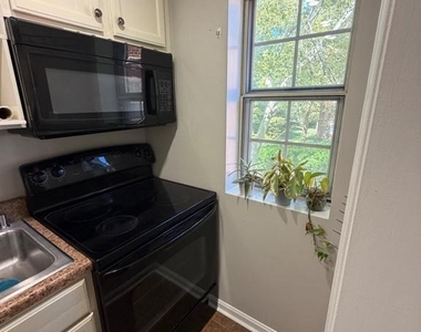 1742 Rhodes Street N - Photo Thumbnail 14