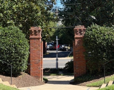 1742 Rhodes Street N - Photo Thumbnail 4