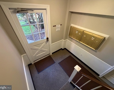 1742 Rhodes Street N - Photo Thumbnail 7