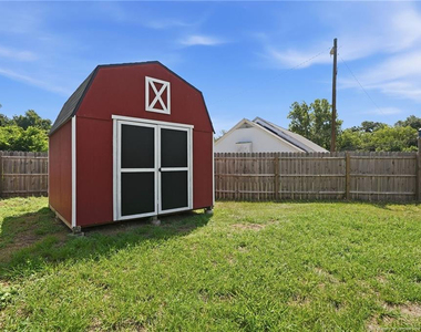935 W Illinois Avenue - Photo Thumbnail 16