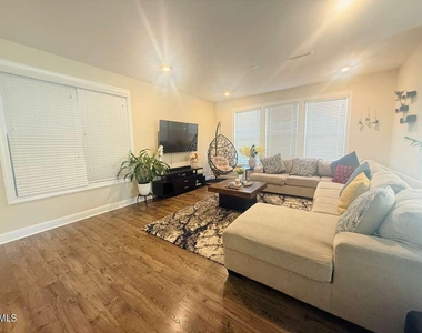 429 Hopwood Way - Photo Thumbnail 8