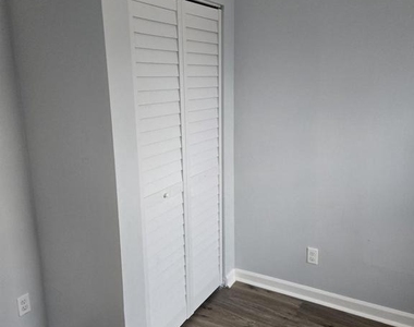 2621 W 6th Street - Photo Thumbnail 5