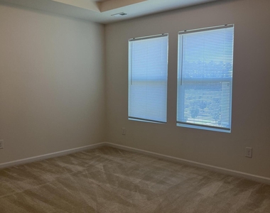 319 King Closer Drive - Photo Thumbnail 18