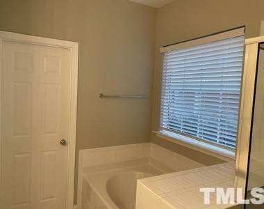 8211 Shadow Stone Court - Photo Thumbnail 11