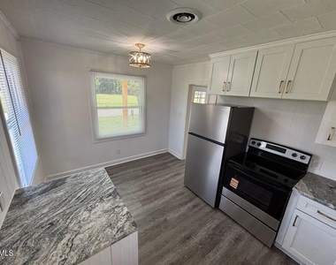 1101 E Mason Street - Photo Thumbnail 7