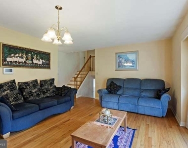 318 Oak Lane - Photo Thumbnail 3