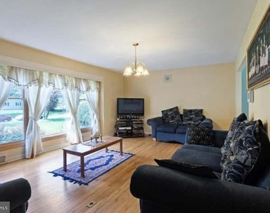 318 Oak Lane - Photo Thumbnail 2