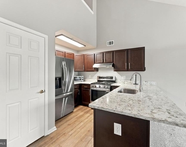 338 Lisa Way - Photo Thumbnail 11