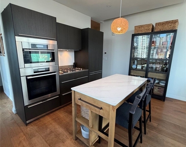 210 Lavaca St - Photo Thumbnail 3