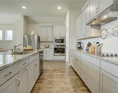 111 Finley St - Photo Thumbnail 4