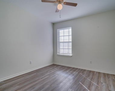 1720 Rawhide Loop - Photo Thumbnail 8