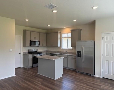 570 Papaya Dr - Photo Thumbnail 5