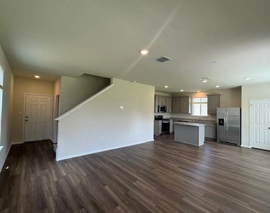 570 Papaya Dr - Photo Thumbnail 4