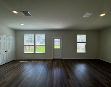 570 Papaya Dr - Photo Thumbnail 10