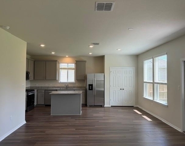 570 Papaya Dr - Photo Thumbnail 8