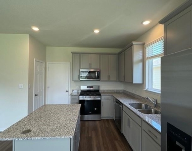 570 Papaya Dr - Photo Thumbnail 6