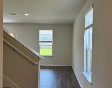 570 Papaya Dr - Photo Thumbnail 12