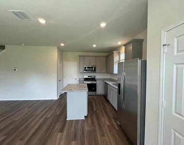 570 Papaya Dr - Photo Thumbnail 7
