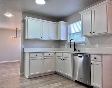 811 Sheraton Ave - Photo Thumbnail 4