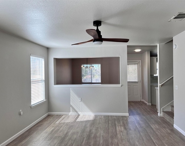 811 Sheraton Ave - Photo Thumbnail 2