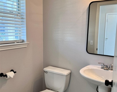 811 Sheraton Ave - Photo Thumbnail 7